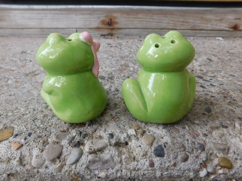 VINTAGE PAIR OF COURTING FROGS SALT AND PEPPER SHAKERS CERAMIC FIGURINE - Picture 4 of 7