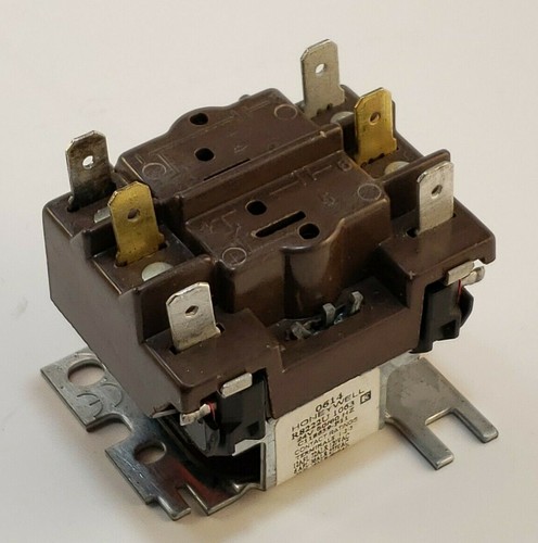 Honeywell Switching Relay  R8222U1063 C118659-P11 24 VAC Coil