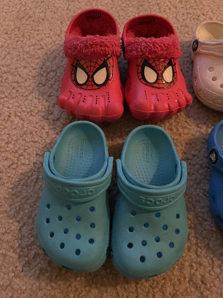 Lote de zapatos de niño (Crocs/zapatos de agua)-talla 6 y 7 Foto 2 de 4