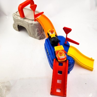Fisher Price Little People Wheelies Play N Go Construction Site Playset 2010