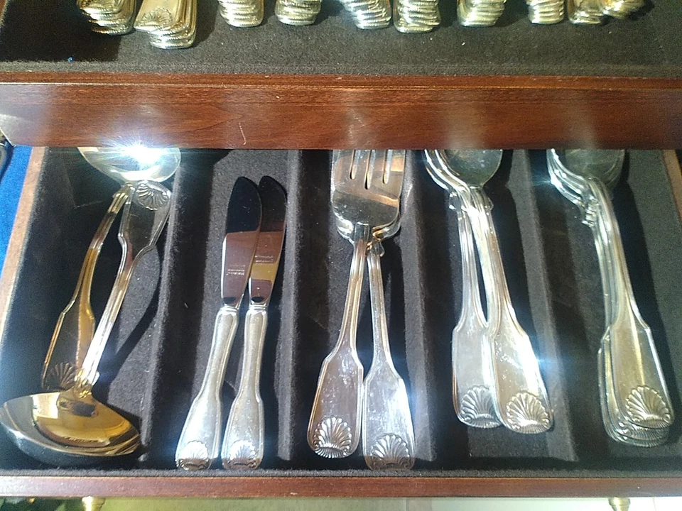 85 pc Reed & Barton Winterthur 1982 Silver Plate Flatware Set W/Wood Chest HTF  - Image 3 of 4