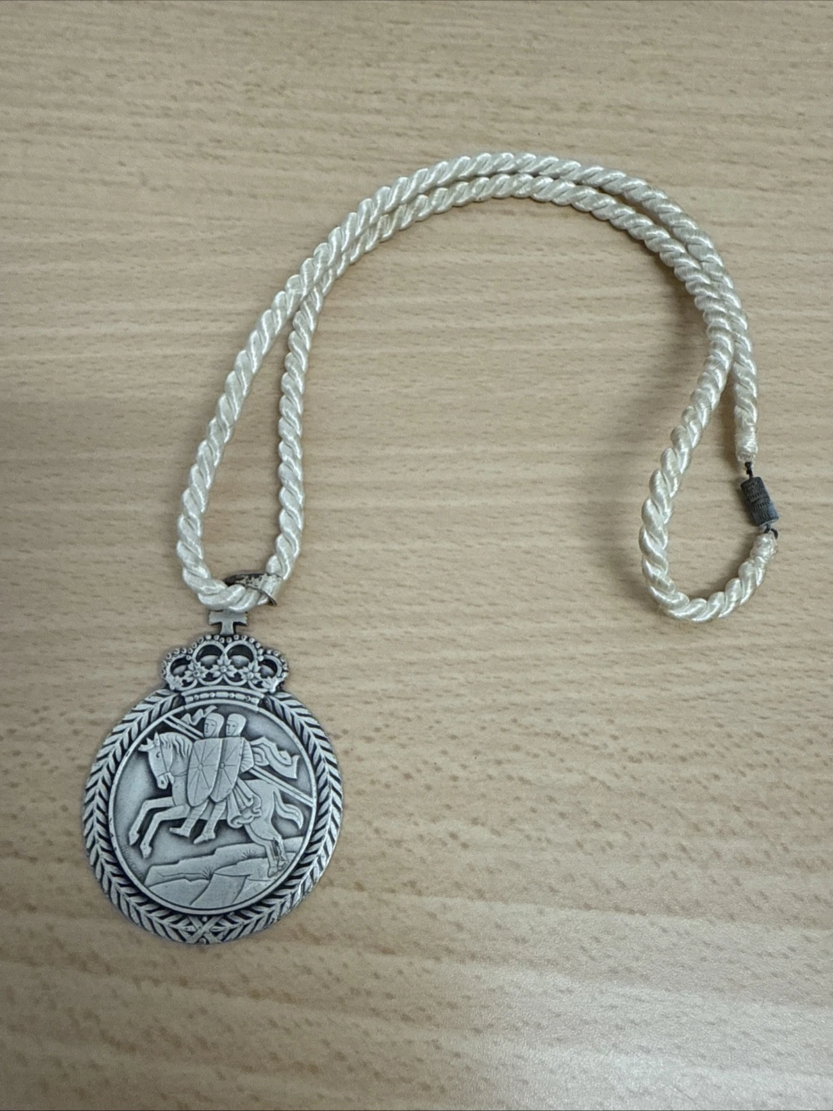 Médaille Pendentif Chevalier ? Médiéval ? À Identifier