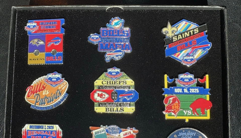Juego de caja de prendedores Buffalo Bills 2025-26 Highmark Stadium Farewell temporada 9 día de juego 💎 Foto 2 de 4