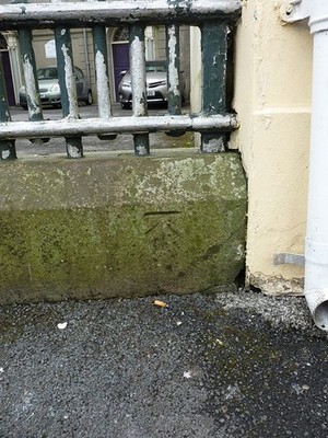 Foto 6x4 OS Benchmark - Carmarthen, Wand vor Kapelle auf Lammas St c2017