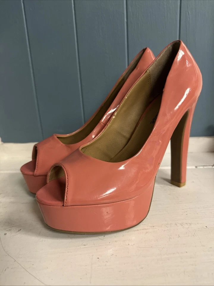 Zapatos de salón Diva Lounge Paloma 2 Hot Coral charol punta abierta plataforma para mujer talla 8” Foto 2 de 4