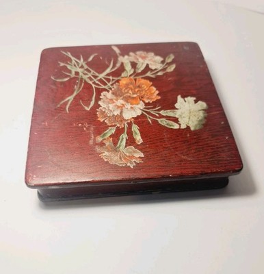 Vintage japanische rote Pappmaché Lackdose, Nelken Blumen verziert