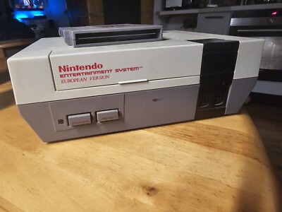Nintendo Super Entertainment System Spielekonsole - Grau (NES-001)