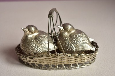 VINTAGE VERSILBERTES KRUZIFIX-SET VÖGEL IN EINEM KORB SALZ & PFEFFER UNBENUTZT.