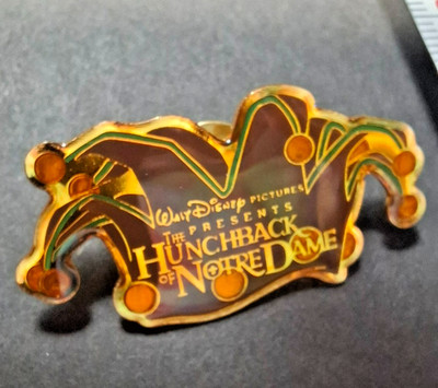 1996 Walt Disney Hunchback of Notre Dame movie hat logo pin badge