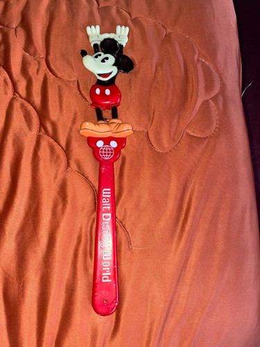 Grattaschiena in plastica vintage Walt Disney World Topolino 15" fatto Hong Kong - Foto 6 di 17