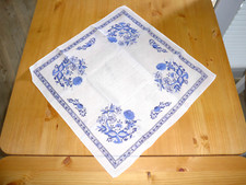 52) OMAS KLEIDERSCHRANK  SEHR SCHÖNE KLEINE TISCHDECKE ZIERDECKCHEN BLAU