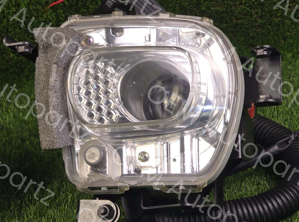 Lexus SC430 2002-2010 HID Fog Lamps With Controller Left And Right OEM Used - Image 4 of 4