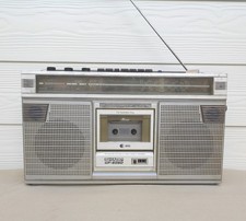 Ancien radio cassette stéréo  Sharp  modèle G F 6060 h  des années 1980