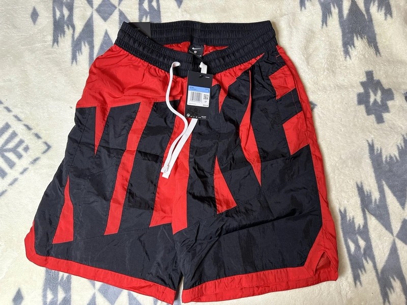 NEW Nike Men’s Activewear Loose Fit New Basketball Shorts AT3165 Medium $50 NWT