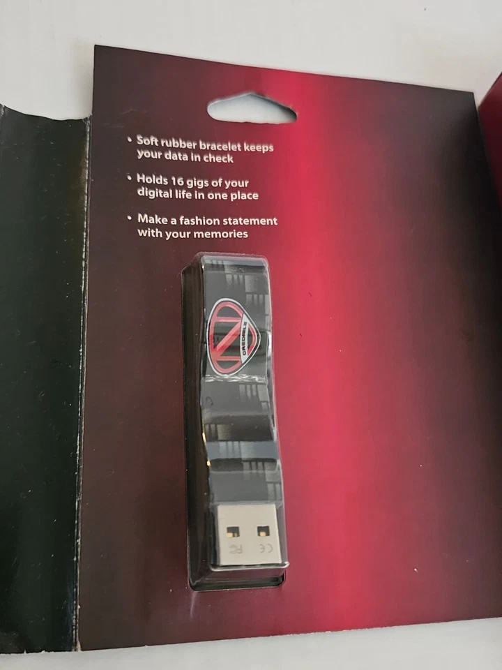 NCredible Funda Trasera de Fibra de Carbono para Iphone 5 y 16gb Flash Drive Pulsera Nueva Foto 2 de 4