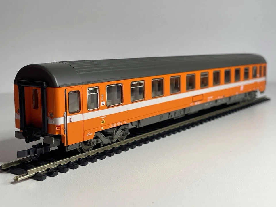 2x Roco 44636 44637 Italian Eurofima 1st / 2nd Class Coaches FS Orange HO Scale - Image 4 of 4