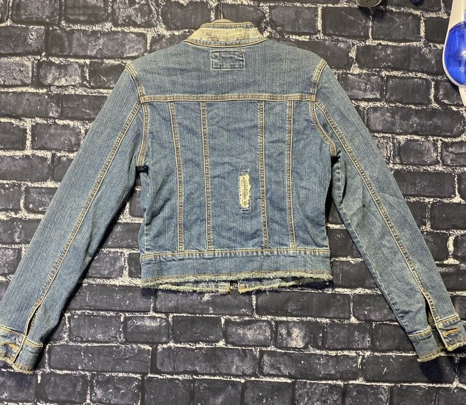 Jaqueta jeans feminina Younique azul média enfeitada cravejada motociclista boho preppy - Imagem 2 de 4