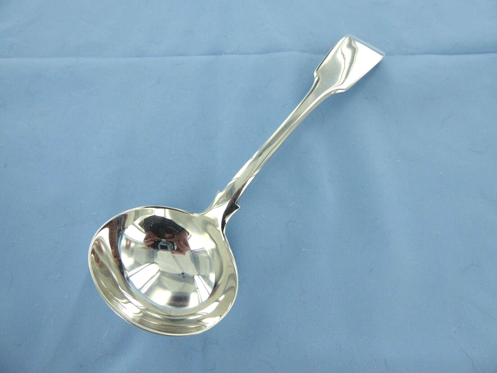 AN ANTIQUE STERLING SILVER FIDDLE BACK SAUCE LADLE, LONDON 1846.
Opens in a new window or tab