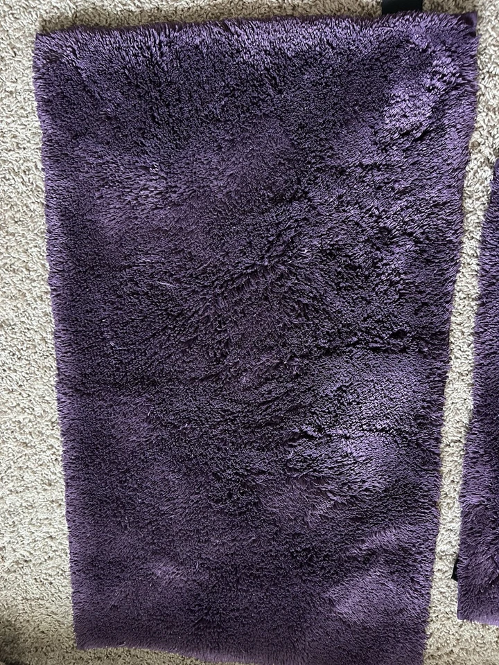 Alfombra de baño púrpura Simply Vera Wang y alfombra de inodoro Foto 2 de 4