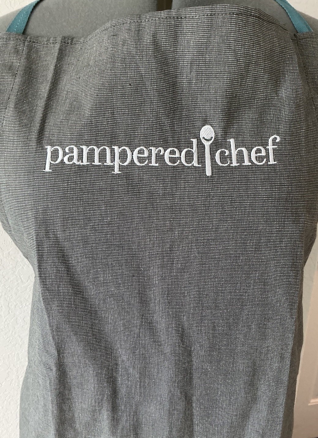 Pampered Chef Apron Gray Logo Adult One Size Fits All 100% Cotton Pockets