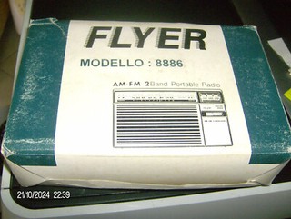 PORTABLE TRANSISTOR RADIO WORKS IN FM AND AM. IT IS COMPLETE WITH BOX AND COST.