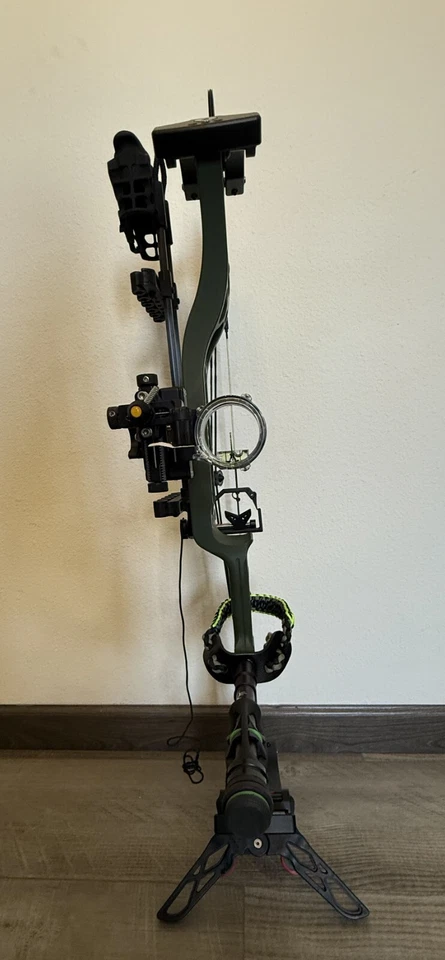 Darton Consquence 2 60lb Right Hand 26"-31.5" Draw OD Green Riser Black Limbs - Image 3 of 4