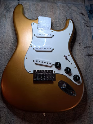Fender Squier Stratocaster Pickguard - Loaded mit Body