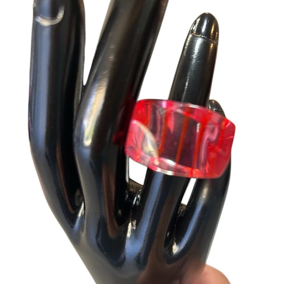 Anel listrado vintage resina Lucite plástico vermelho claro retrô tamanho 6 - Imagem 4 de 4