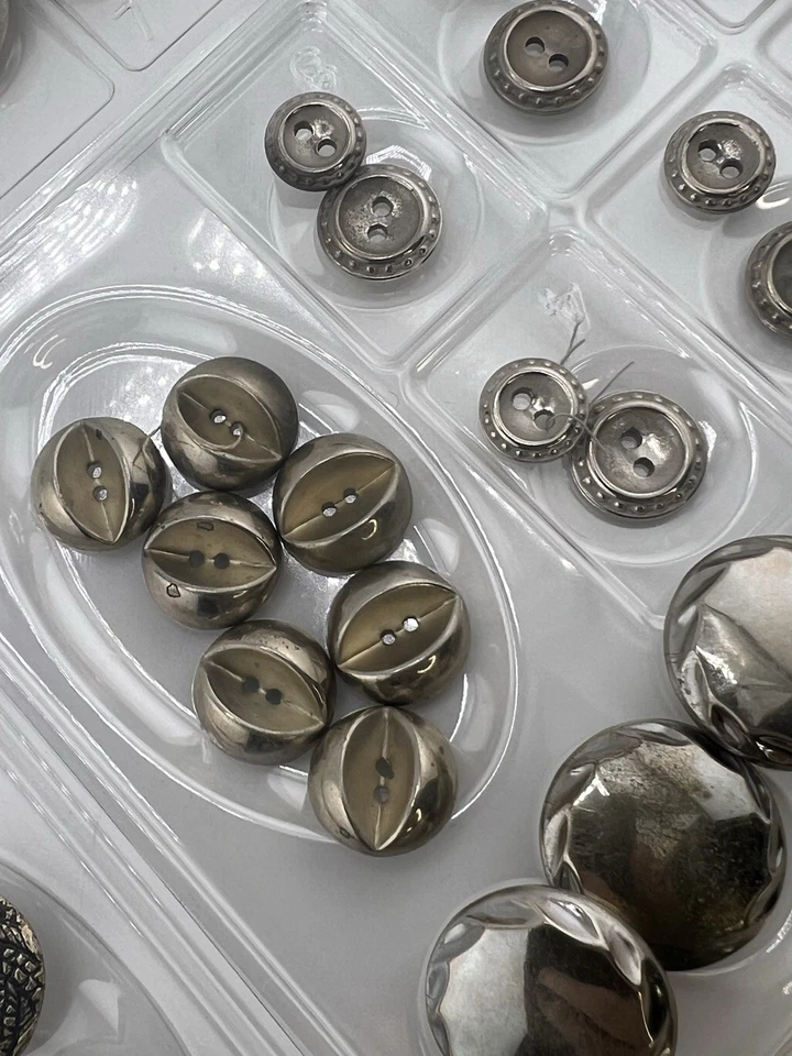 Лот из 78 винтажных серебристых металлических пуговиц для шитья, рукоделия - Изображение 4 из 4