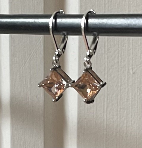 SILBER 925 MINIMALISTISCHE QUADRATISCHE PRINZESSSCHLIFF 8mm KUNSTCITRIN OHRRINGE MIT HEBELVERSCHLUSS - Bild 1 von 11