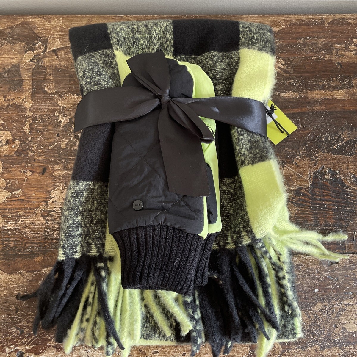 BP. + Wildfang Quilted Mittens & Scarf Set in Green Sorbet- Black