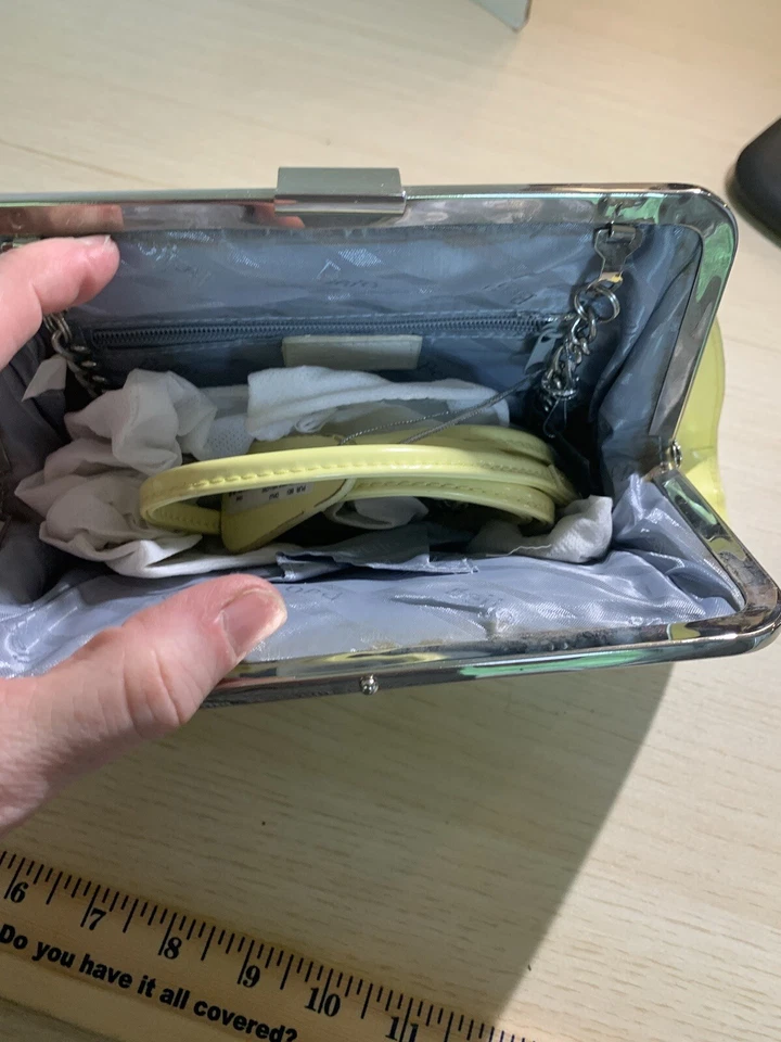 Cartera sin asas Beijo amarilla pastel imitación charol cadena correa cierre a presión LEER Foto 3 de 4