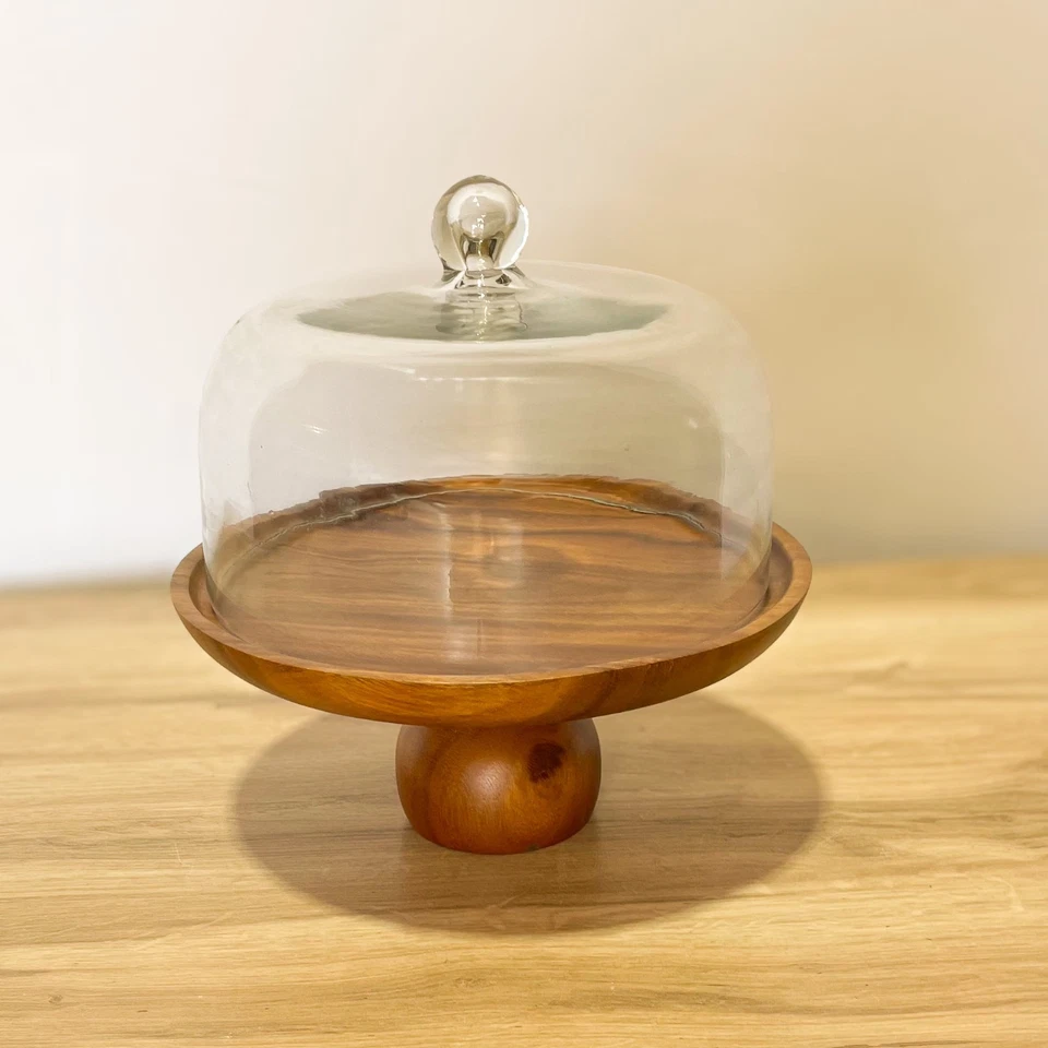 Pedestal y cúpula para pasteles hechos de madera de teca y vidrio Foto 3 de 3