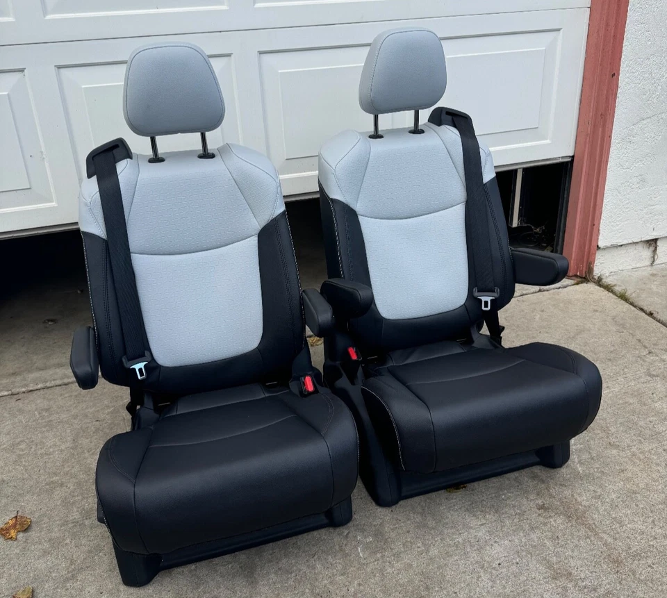 Toyota Sienna 2025 asientos 7 pasajeros segunda fila cuero 2 tonos negro/blanco Foto 2 de 4