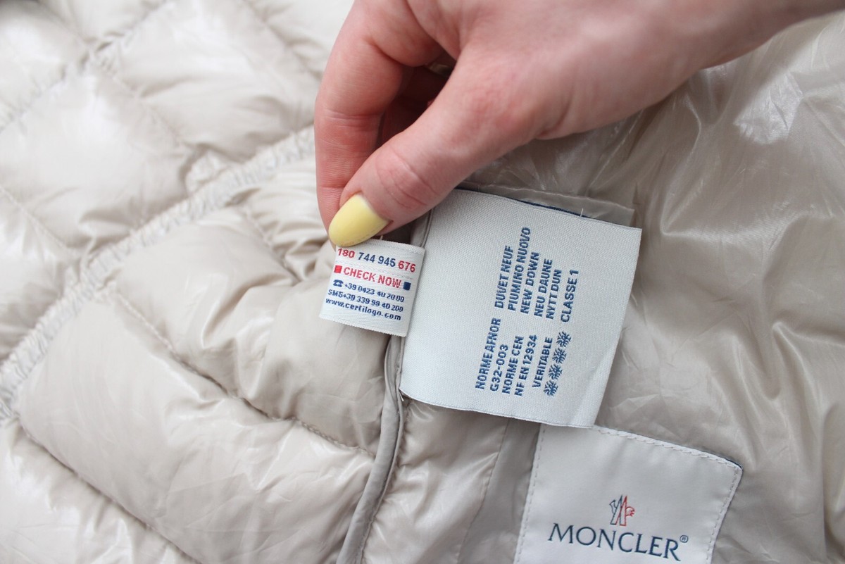 Women's MONCLER Armoise Quilted Down Puffer Jacket Hooded Women's MONCLER Armoise Quilted Down Puffer Jacket Hooded