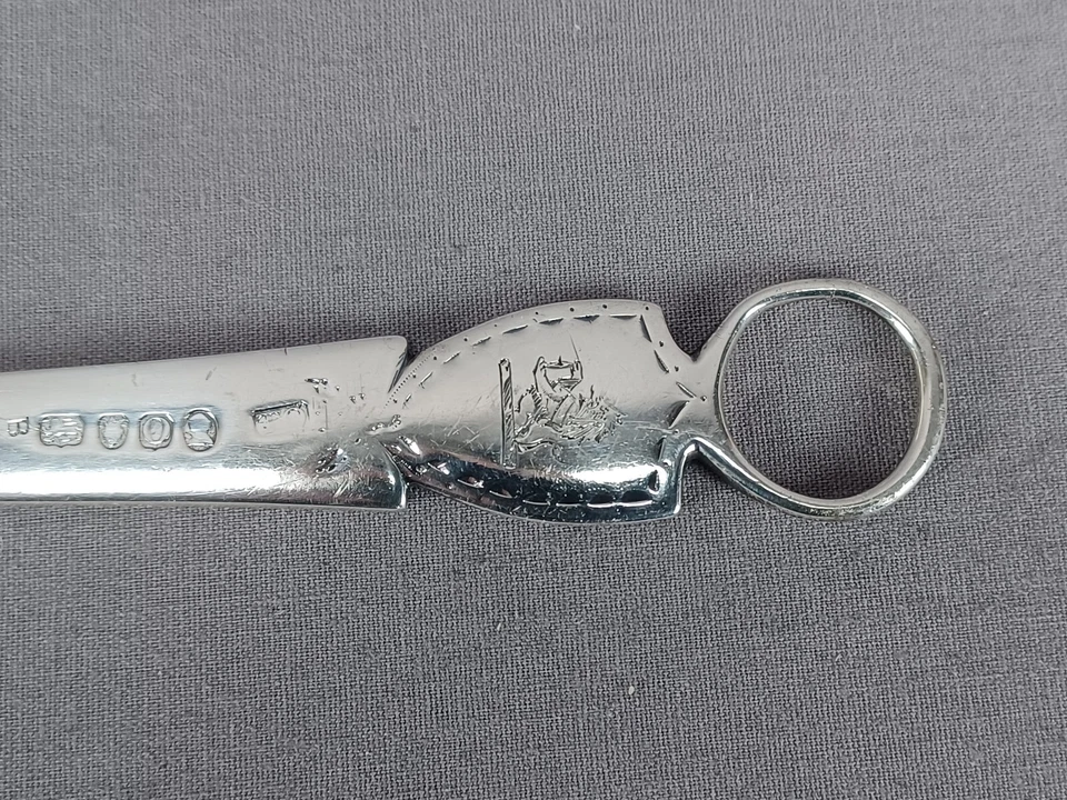 Brocheta de carne de plata esterlina con león armorial de Londres Thomas Oliphant C. 1789 Foto 3 de 4