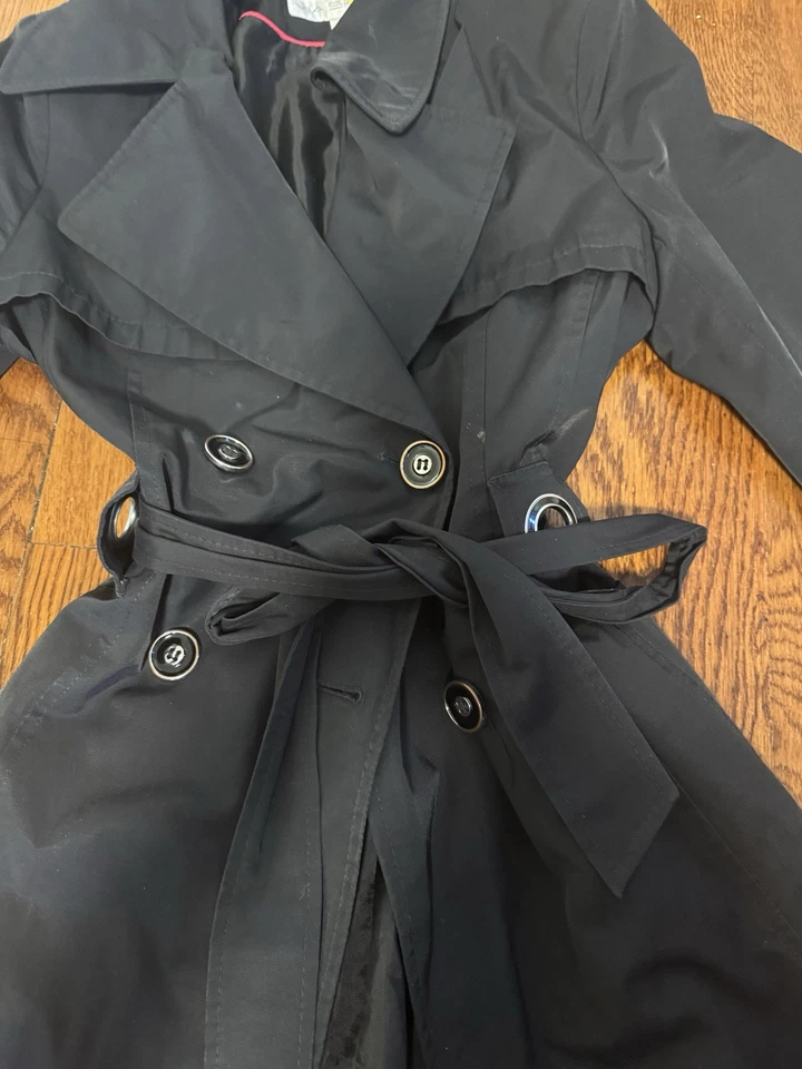 Capa de chuva preta vintage Via Spiga tamanho S com furos de ilhós e cinto de gravata - Imagem 2 de 4