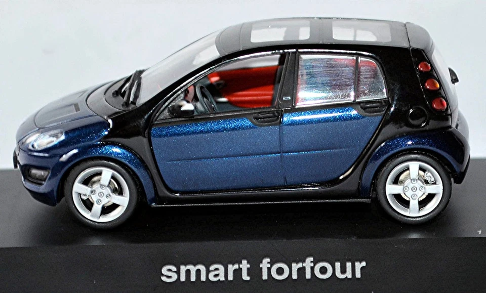 Smart Forfour W 454 2004-06 Gato Negro / Estrella Azul Metálico 1:43 Schuco - Imagen 2 de 4