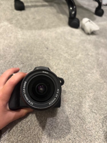 Nikon D D40 6.1MP Digital SLR Camera - Black (Kit w/ AF-S DX 18-55mm Lens) - Picture 4 of 7