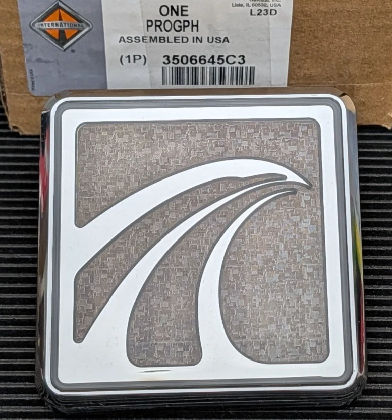 3506645C3 International Diamond Eagle Capucha Emblema 9200i 9400i 9900i Iridiscente Foto 2 de 4