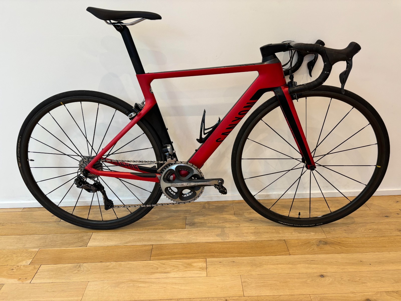 Canyon Aeroad CF SLX 9.0 road bicycle. red/black XS. 2016. 11 speed.