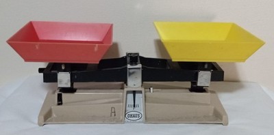 OHAUS Balance Scale Model 2705 11x3'' w/ Red & Yellow Plastic Pans School Vintage