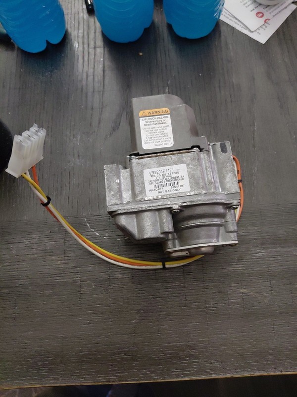 Honeywell VR8204P1171 24 Volt Natural Gas Valve Electronic Pilot Used 1/2 FPT 