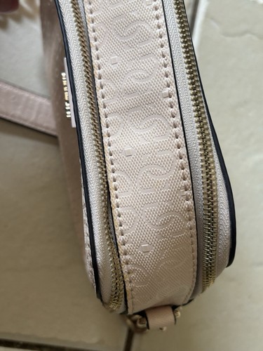 Bolso de mano Guess Noelle rosa bandolera para cámara - Imagen 8 de 12