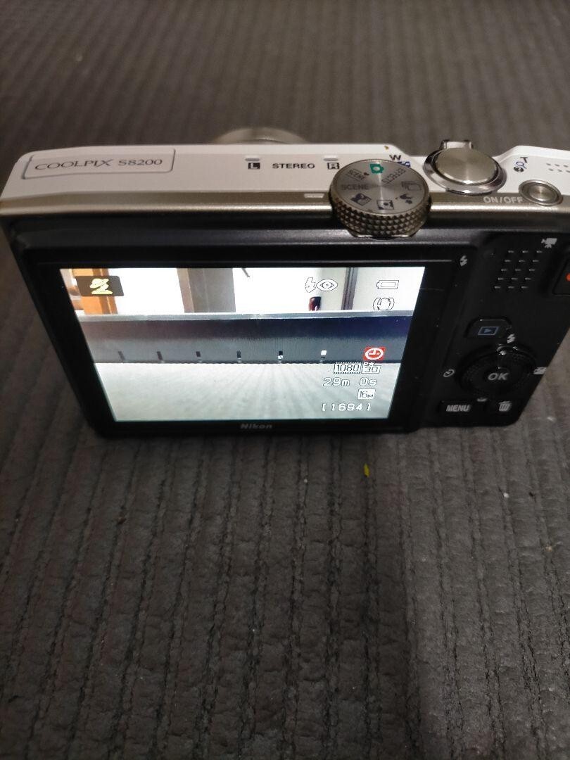 完動品(おまけ付)Nikon COOLPIX S8200 ナチュラルホワイト MINT]Nikon COOLPIX S8200 White Digital Camera 16.1MP 14x