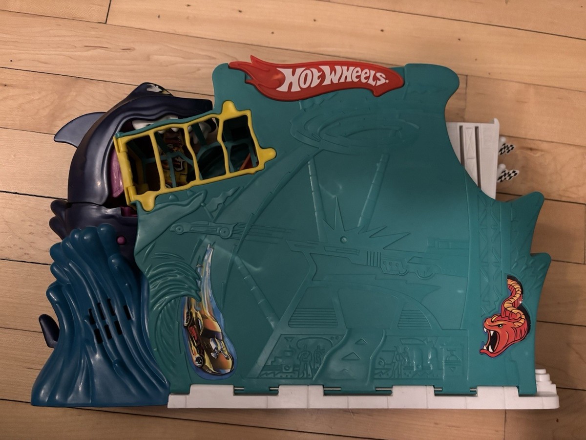 Hot Wheels Sharkbite Bay Playset 2008 Mattel Fold & Go Travel