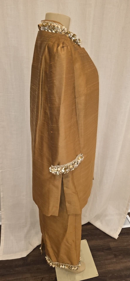 Conjunto de vestido e jaqueta vintage década de 1960 Gino Rossi Roma EUA seda Shantung frisado dourado - Imagem 2 de 4