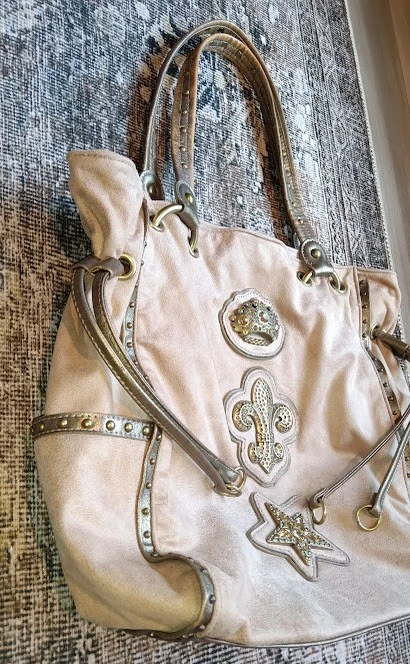 Cartera Kathy Van Zeeland Beige Tostado Imitación Gamuza Oro Y2k Metálico Tachonado Estrás Foto 3 de 4