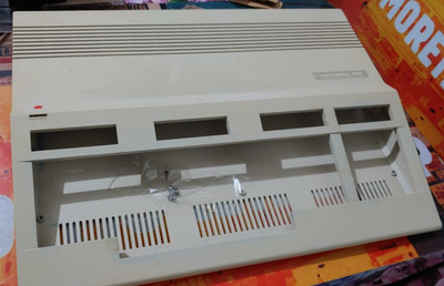 Commodore 128 Gehäuse mit Schrauben 348043 classic 8-bit Computer
