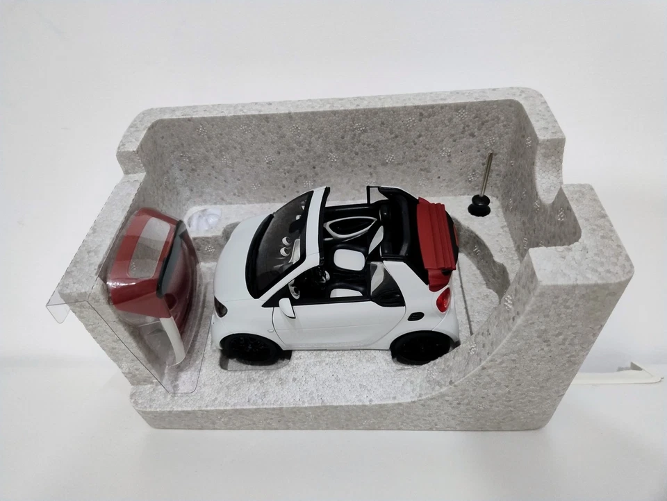 Smart Fortwo Cabrio 1:18  Norev  - Immagine 3 di 4